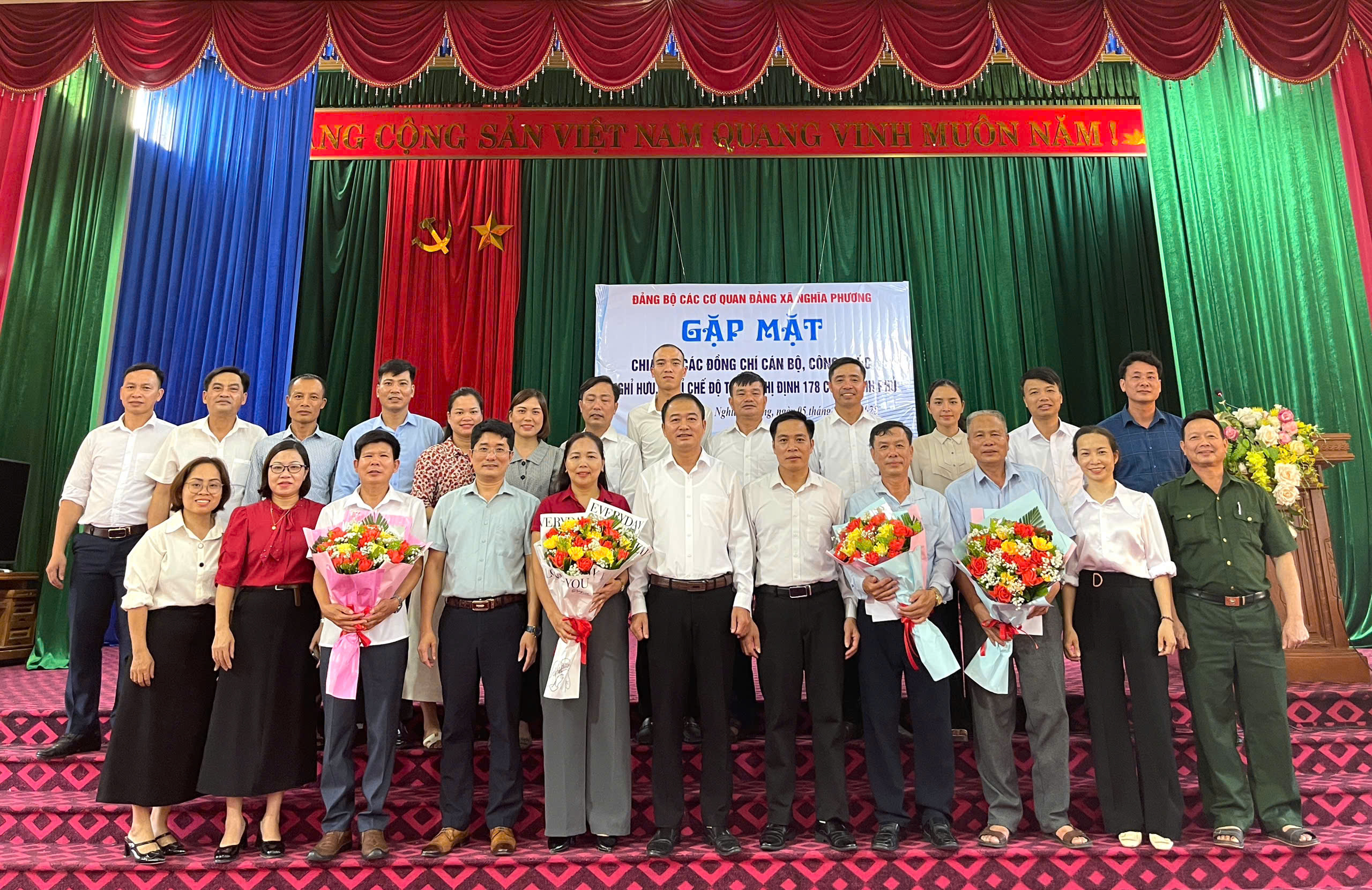 Đảng ủy các cơ quan Đảng xã Nghĩa Phương  tổ chức buổi gặp mặt, chia tay cán bộ, công chức về nghỉ hưu, nghỉ chế độ theo Nghị định số 178/2024/NĐ-CP      Dự buổi gặp mặt chia tay cán bộ công chức về nghỉ hưu, nghỉ chế độ có đồng chí đồng chí: Vũ Trí Khiêm Phó Bí Thư Đảng ủy xã, các đồng chí Đảng ủy viên, các đồng chí Bí thư các Chi bộ trực thuộc Đảng bộ các cơ quan Đảng, các đồng chí là cán bộ, công chức thuộc Đảng bộ Các cơ quan Đảng xã, các đồng chí cán bộ, công chức được nghỉ chế độ theo Nghị định số 178/2024/NĐ-CP