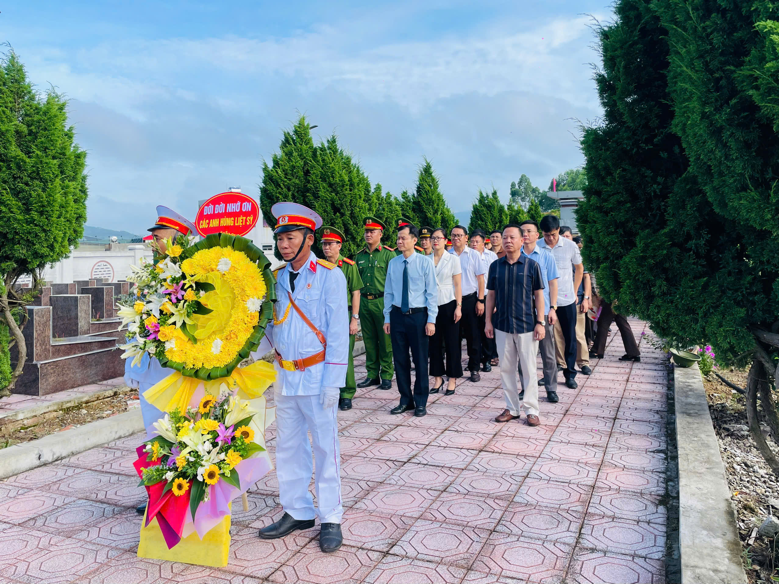 Đảng ủy - HĐND - UBND - UB MTTQ xã tổ chức viếng Nghĩa trang liệt sĩ, Đài tưởng niệm các anh hùng liệt sỹ  trên địa bàn xã Nghĩa Phương